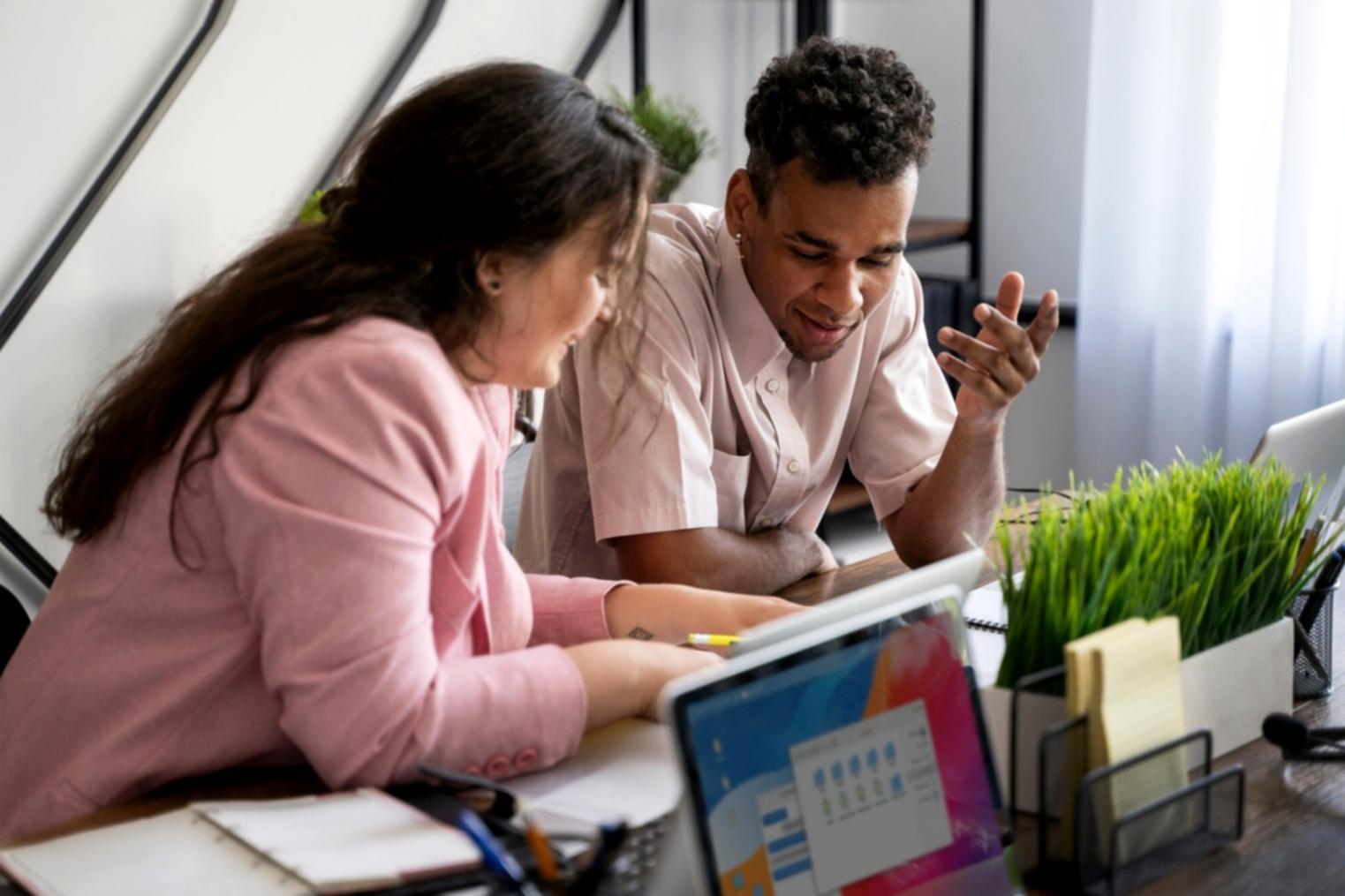 Strategische Planung mit Finanzcharts und Dokumenten